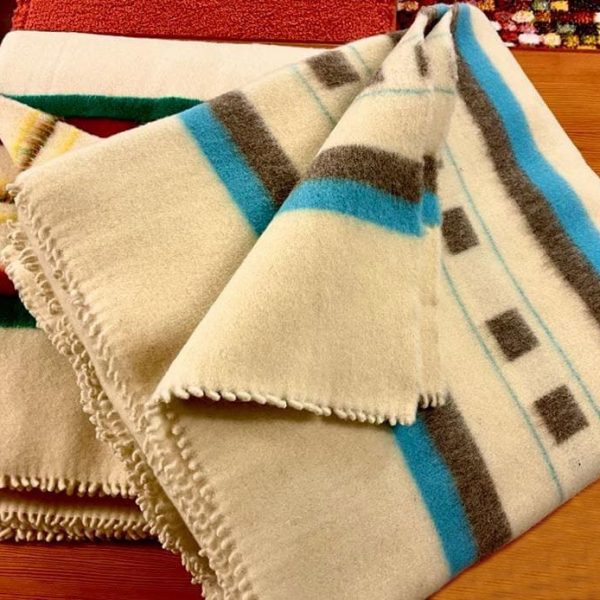 Manta castellana para cama. Colores surtidos.